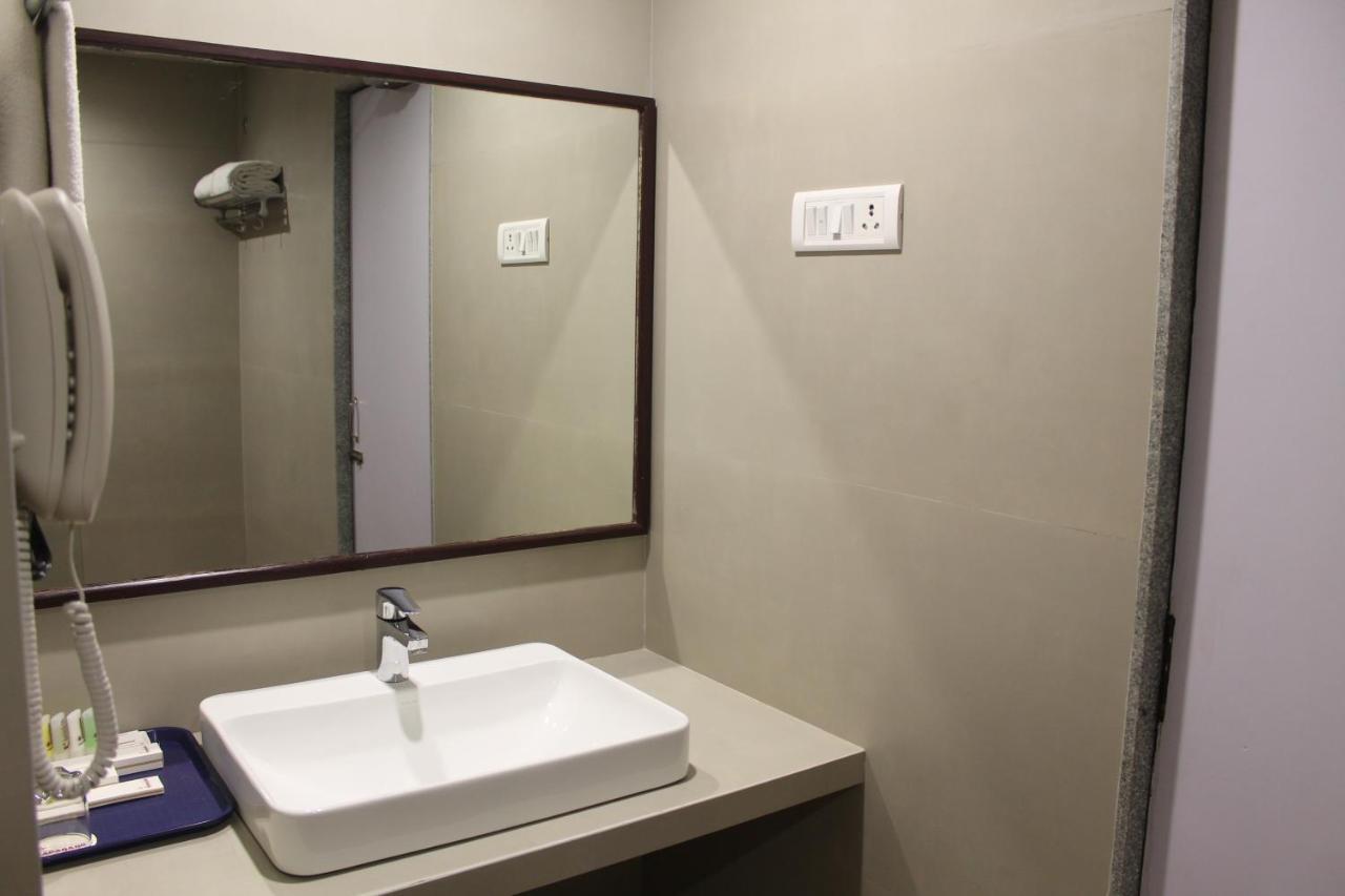Chryso Hotels Pvt Ltd Ankleshwar Buitenkant foto