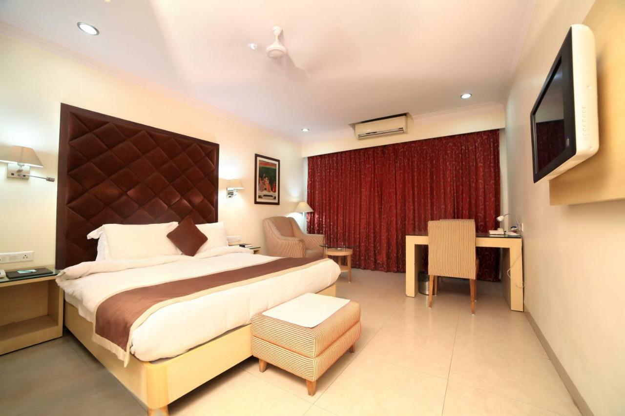 Chryso Hotels Pvt Ltd Ankleshwar Buitenkant foto